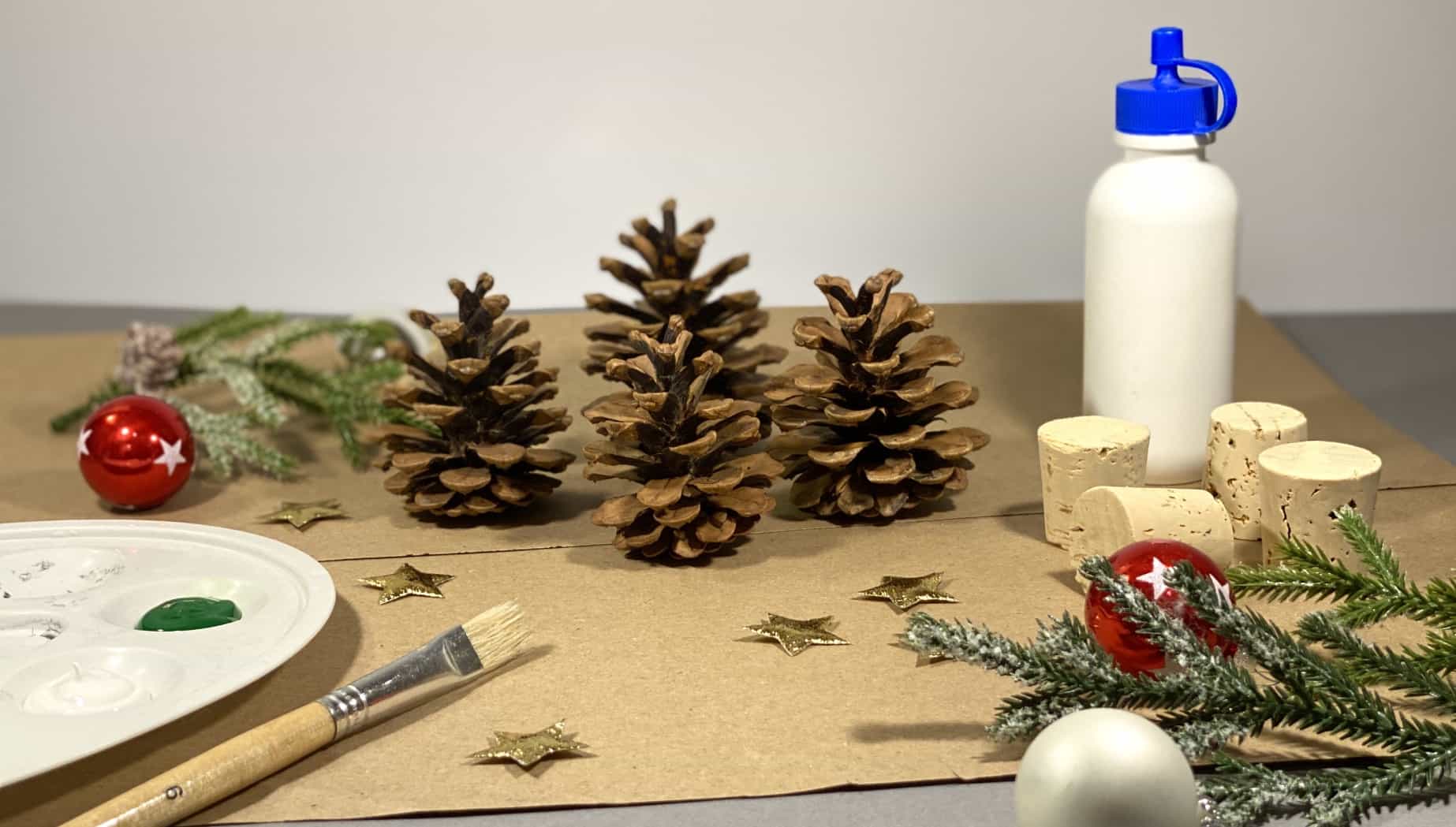 Weihnachtsdeko basteln: Tannenzapfen als Baumschmuck